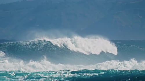 Extreme Meereswellen zerquetschen an der Küste Mächtige Wellen brechen Spritzwasser