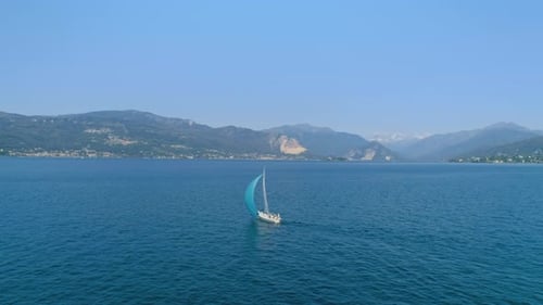 Filmmusik Segelboot auf Bergsee oder Meer