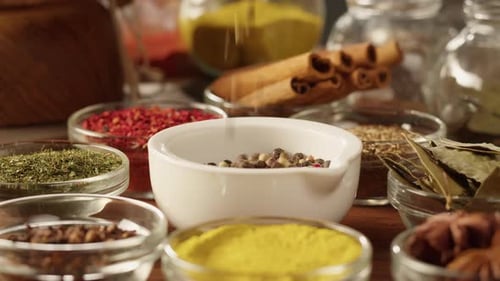 Farbenfrohe Gewürze in Glasschalen Nahaufnahme