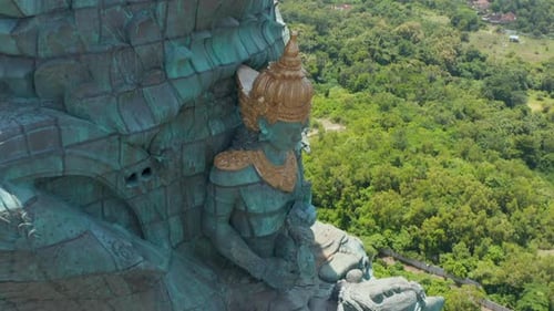 Vue aérienne rapprochée de Vishnu Riding Garuda