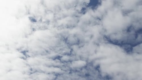 Tiefwinkelansicht des blauen Himmels mit Wolken