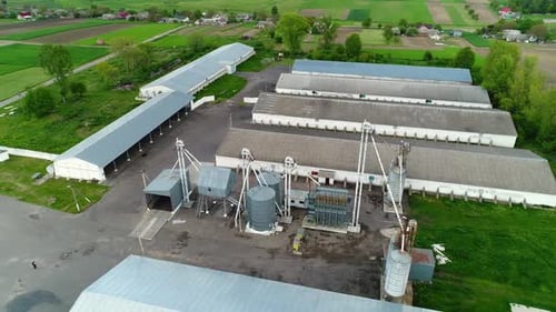 Luftaufnahme einer Farm mit einem Aufzug auf dem Territorium