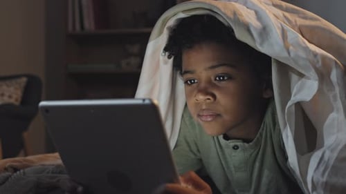 Garçon, utilisation, tablette, nuit