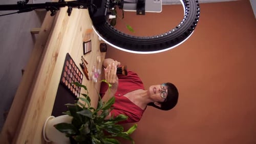 Atractiva bloguera envejecida hace reseñas de maquillaje Producto de belleza para videoblog da consejos a