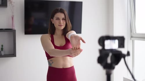 Una instructora de acondicionamiento físico graba un tutorial en casa Introducción
