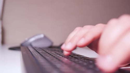 Fotografia macro uma pessoa trabalhando em um computador ou laptop