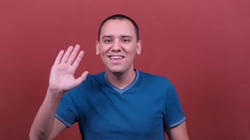 El hombre saluda. Emoción del hombre aislada. Personas: emociones sinceras, concepto de estilo de vida