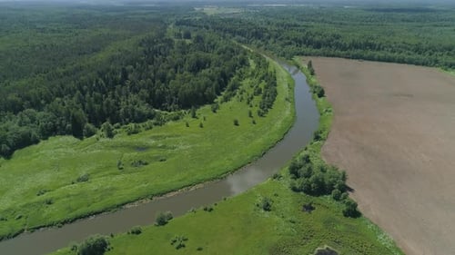 Landschaft mit Fluss und Bäumen