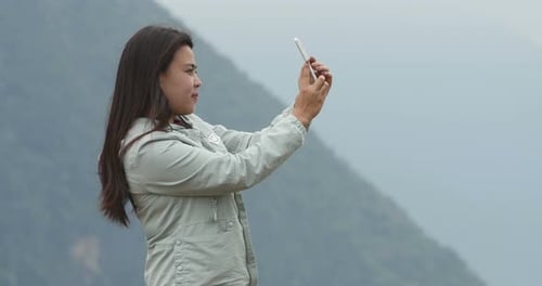 Frau macht Selfie mit Telefon