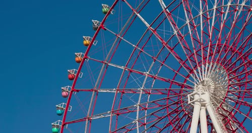 Riesenrad mit klarem blauem Sonnenhimmel