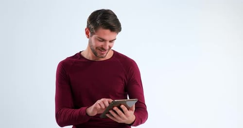 Portrait d'un homme souriant utilisant une tablette numérique 4k
