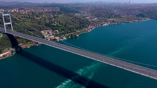 Luftaufnahme der FSM-Brücke (Fatih Sultan Mehmet), des Bosporus und der Gebäude