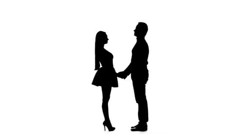 Le
gars avec la fille s'embrasse et regarde le ciel. Silhouette. Fond blanc. Ralenti