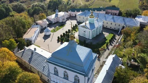 Luftaufnahme Dorf Derman. Kloster der Heiligen Dreifaltigkeit.
Ukraine