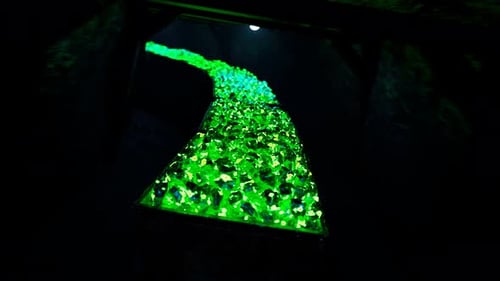Mehrere Minenkarts voller Uranerz-Edelsteine fahren durch den Tunnel. 4KHD
