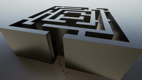 Multidão entrando em um enorme labirinto