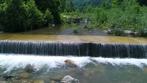 Wehre am Bach. Künstlicher Wasserfallfluss.