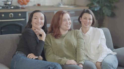 Tres hermosas mujeres sonrientes saludando a la cámara y hablando