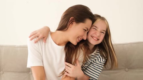 Glückliche Familientochter, die junge Mutter liebt, spielt süße kleine lustige Babytochter umarmt Mama