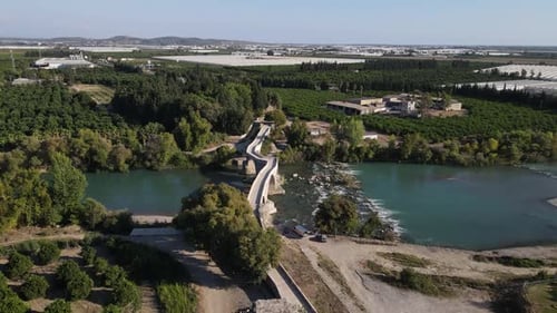 Brücke über den Fluss