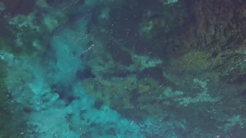 Klare Luftaufnahmen der Wasserquelle