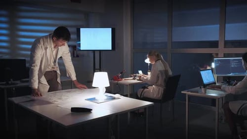 Elektroniker analysiert das Projekt der Arbeit seines Teams