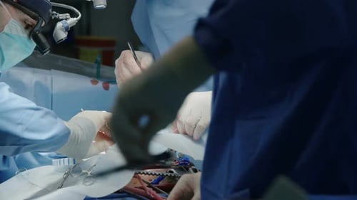 Chirurgen, die während der Operation am offenen Herzen arbeiten, Nahaufnahme von Händen und Instrumenten.