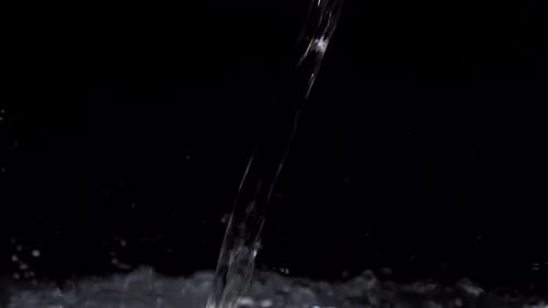Wassertropfen in Zeitlupe im Aquarium auf schwarzem Hintergrund
