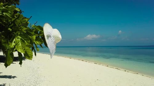 Hut an einem Sandstrand