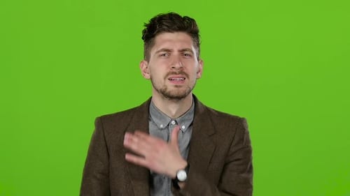 Chico coquetea con la chica, construye sus ojos y sonríe, pantalla verde, cámara lenta