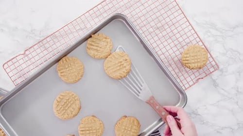 Zeitraffer. Flache Lage. Schritt für Schritt. Frisch gebackene Erdnussbutterkekse auf Backblech.