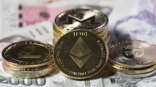 Ethereum et autres pièces de crypto-monnaie empilées, billets de la couronne tchèque.