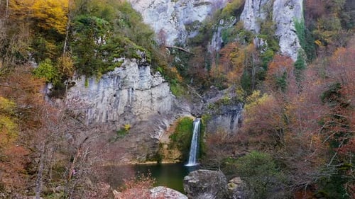 Wasserfall und Herbst