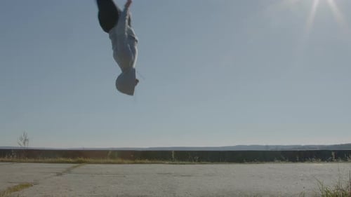Junger Mann macht Flip