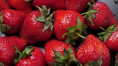 Viele rote und reife Erdbeeren rotieren