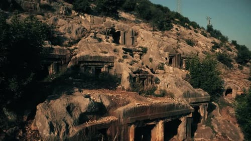 Nahaufnahme des Berghangs mit in Felsen gehauenen Gräbern