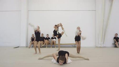 Chicas haciendo acrobacias de porristas ante la cámara