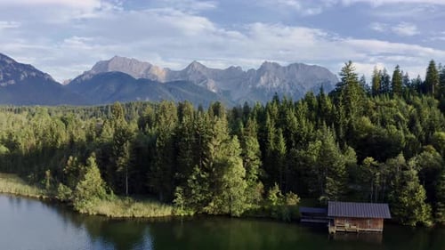 Toma de Zumbido del lago Barmsee cerca de Kruen en Alta Baviera, Alemania