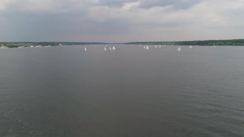 Segelboote auf der Wasseroberfläche