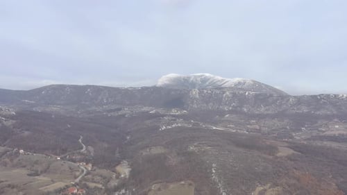 Images de Drone 4K sur le versant serbe des Carpates sous la neige