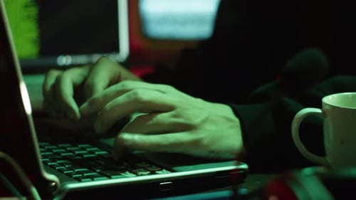 Professioneller Hacker, der nachts auf der Tastatur tippt Nahaufnahme von Menschenhänden, die versuchen, das Passwort zu brechen