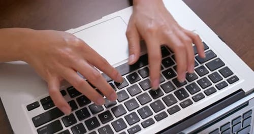 Frau arbeitet am Computer