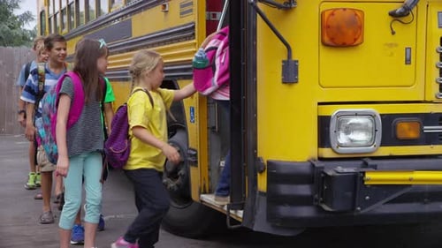 Los estudiantes suben al autobús escolar