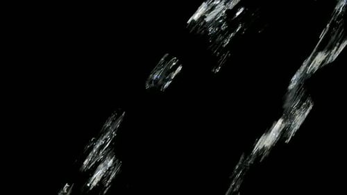 Streamen Sie Jet Water im abstrakten Stil auf staubschwarzem Hintergrund. Abstrakte Flüssigkeitsform. Langsam hautnah