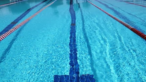Olympischer Schwimmbad-Hintergrund an einem strahlend sonnigen Tag