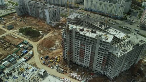 Große Baustelle. Bau moderner mehrstöckiger Wohngebäude.