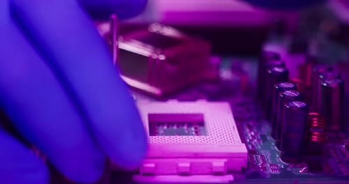 Closeup da instalação do processador do computador montando detalhes de fixação da placa-mãe em azul protetor