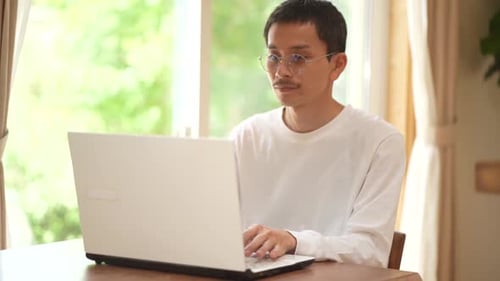 Mann benutzt einen Computer