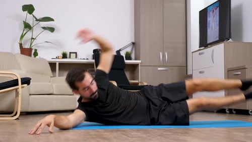Feiner junger Mann macht Crunches zu Hause