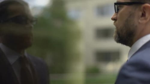 Denkender Manager lehnt sich an Bürowand, Problem mit Arbeitsausfall, Frustration